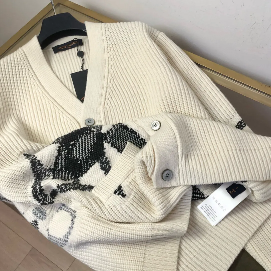 🅿️720 🀄️ Louis Vuitton's exclusive version of the LV intarsia knitted cardigan 🔥 This sheepskin cardigan is embellished with eye-catching logo patterns. Large LV letters and Monogram flowers overlap on the lower body and sleeves to create a snowy scene. The elegant intarsia knitting uses contrast stitching and contrasts with the wide ribbed base to create a three-dimensional effect and is suitable for comfortable wear after skiing. Enjoy leisure time at night. The same styles for men and women. You can buy items on the official website at a ratio of one to one.